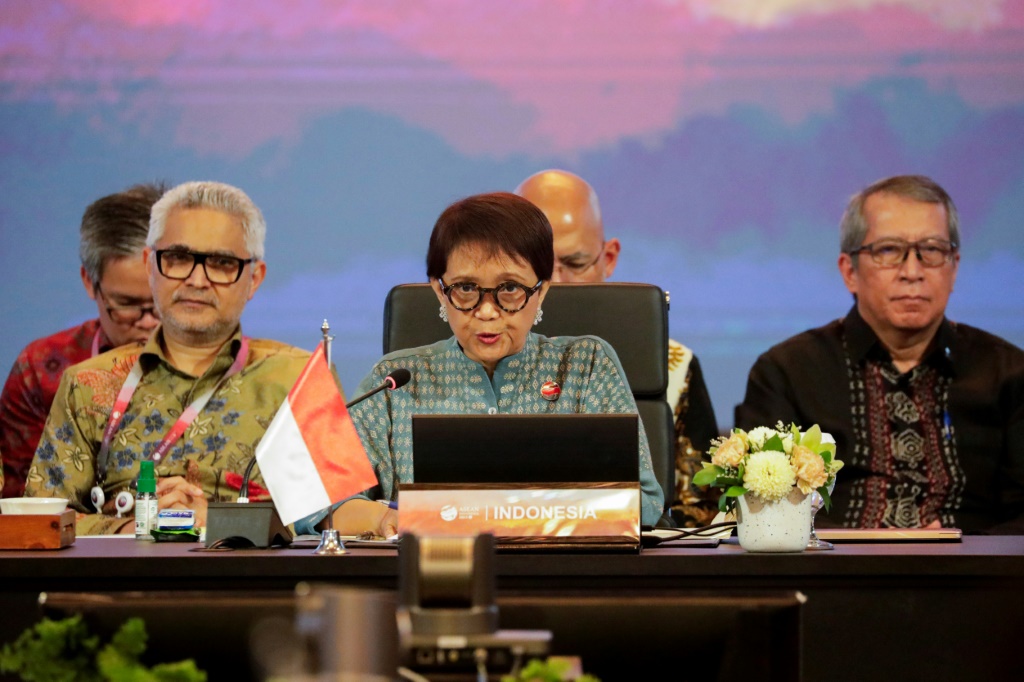     وزيرة الخارجية الإندونيسية ريتنو مارسودي خلال افتتاح اجتماعات آسيان في جاكرتا في 11 تموز/يوليو 2023 (أ ف ب)