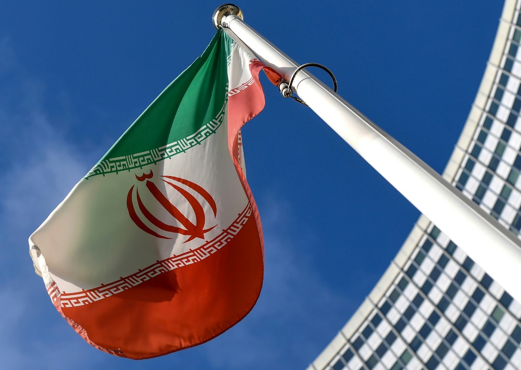 علم إيران أمام مقر الوكالة الدولية للطاقة الذرية في فيينا خلال اجتماع مجلس حكام الوكالة في الأول من آذار/مارس 2021 (ا ف ب)