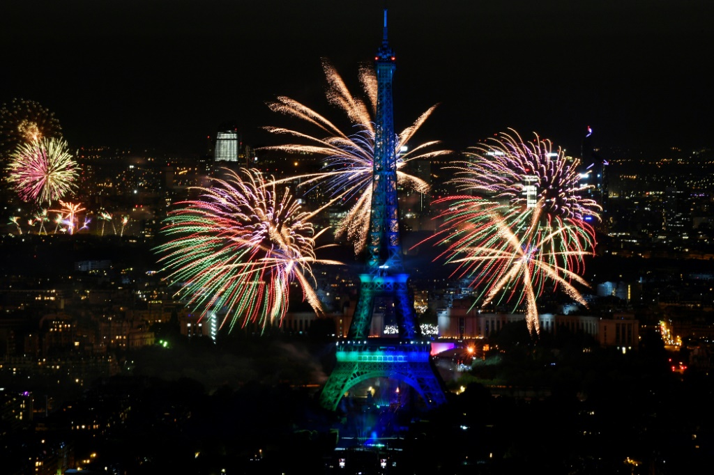 ألعاب نارية فوق برج ايفل في باريس خلال احتفالات العيد الوطني في 14 تموز/يوليو 2022 (ا ف ب)