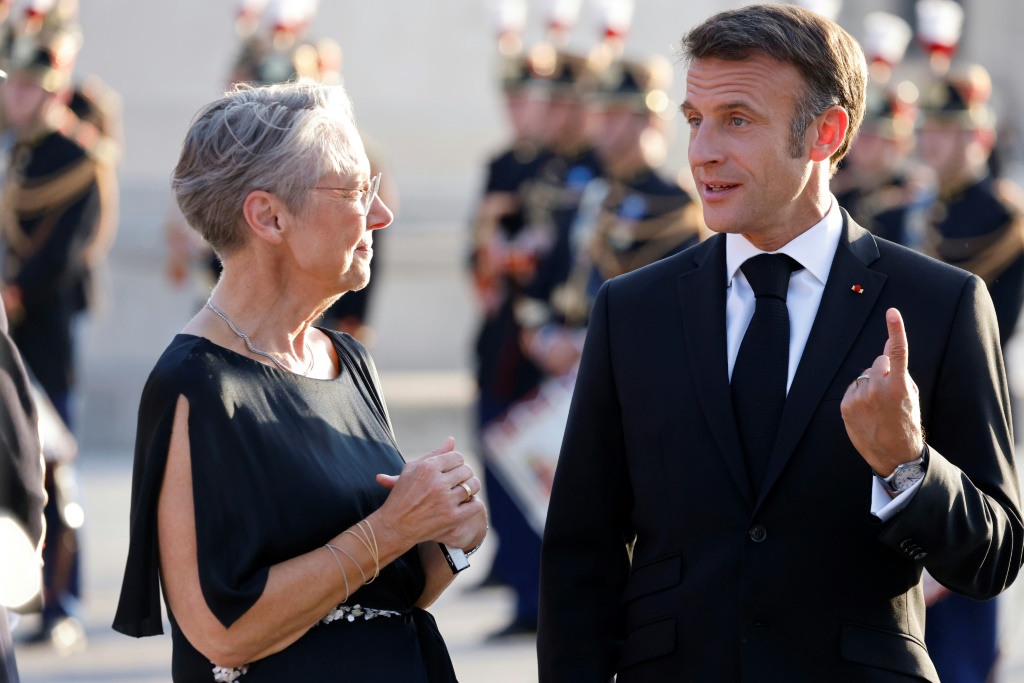 الرئيس الفرنسي إيمانويل ماكرون مع رئيسة الوزراء إليزابيت بورن في باريس في 14 تموز/يوليو 2023 (ا ف ب)
