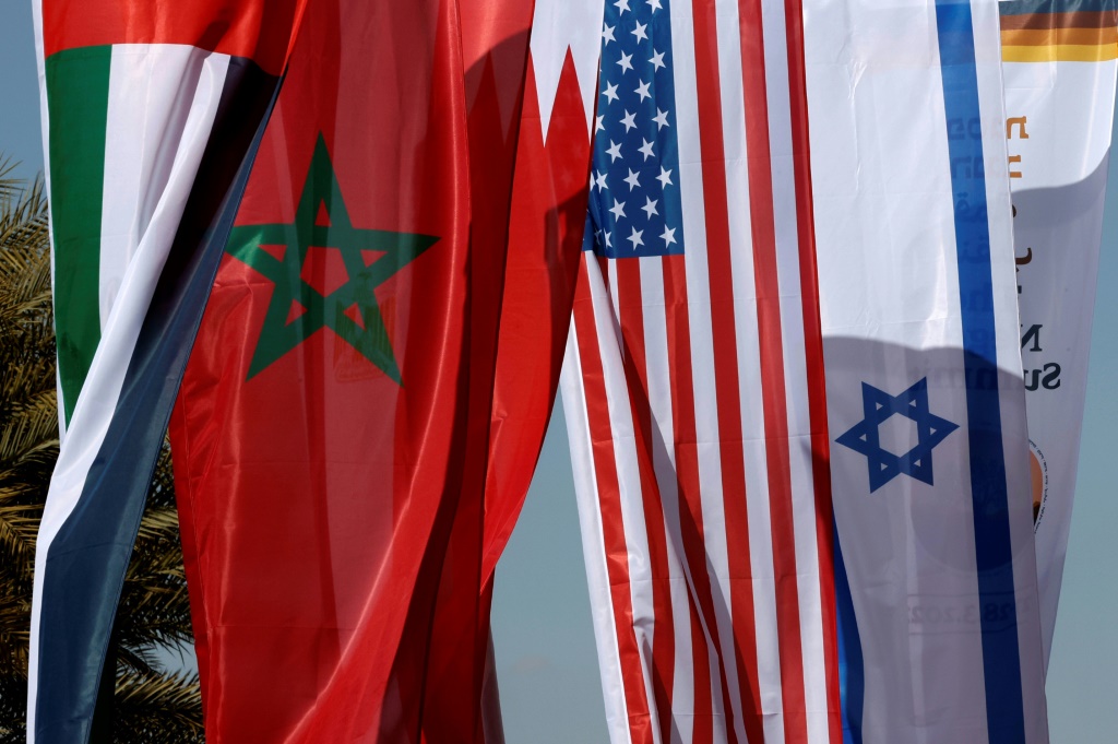 أعلام الدول المشاركة في اجتماع وزاري في النقب في جنوب إسرائيل في 27 آذار/مارس 2022 (ا ف ب)