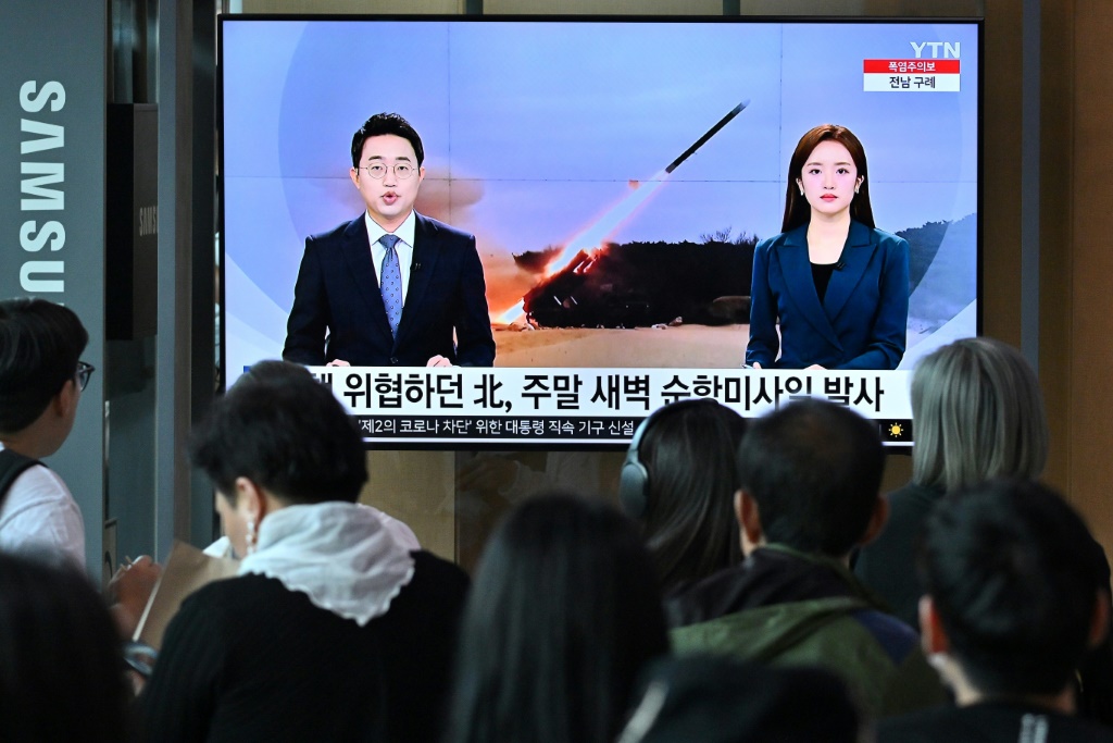 شاشة في محطة للقطارات في العاصمة الكورية الجنوبة سيول تبث صورا لتجربة إطلاق صتروخ كوري شمالي في 22 تموز/يوليو 2023 (ا ف ب)