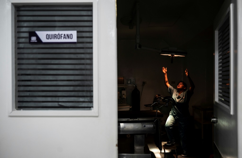 ممرضة في إحدى غرف العمليات التابعة لمنظمة بلافام غير الحكومية في كراكاس في 11 تموز/يوليو 2023 (ا ف ب)