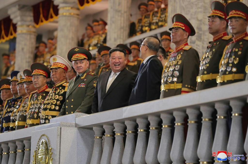 زعيم كوريا الشمالية كيم جونغ أون مع وزير الدفاع الروسي سيرغي شويغو وعضو المكتب السياسي للحزب السياسي الصيني لي هونغ تشونغ، في بيونغ يانغ في 27 تموز/يوليو 2022 (ا ف ب)