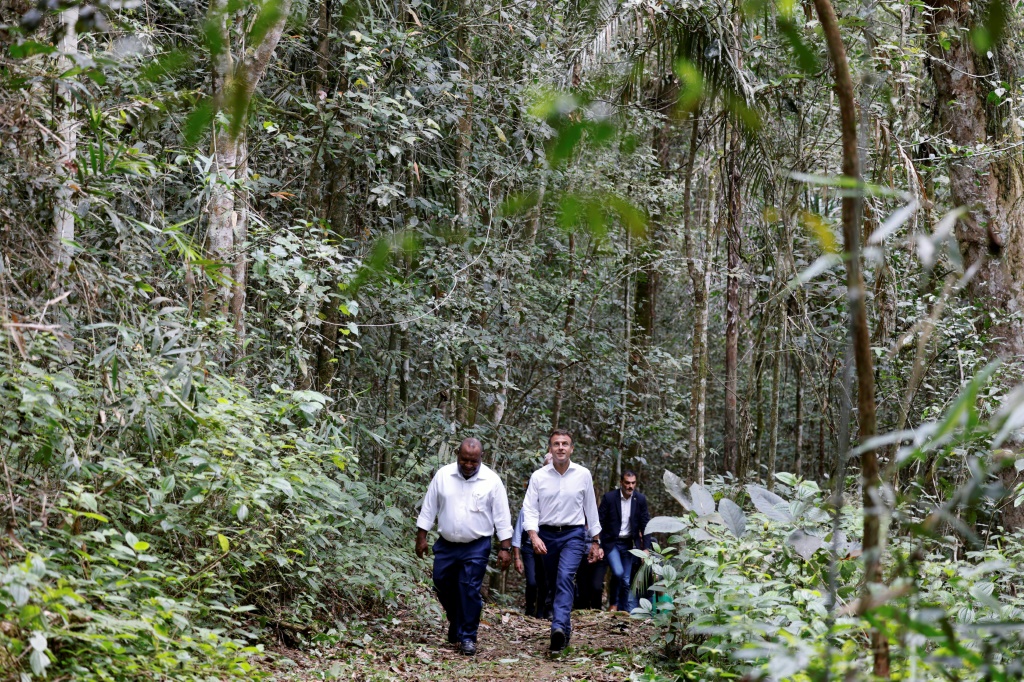 صورة مؤرخة في 28 تموز/يوليو 2023 للرئيس الفرنسي إيمانويل ماكرون ورئيس وزراء بابوا غينيا الجديدة في حديقة فاريراتا الوطنية في بورت مورسبي (ا ف ب)