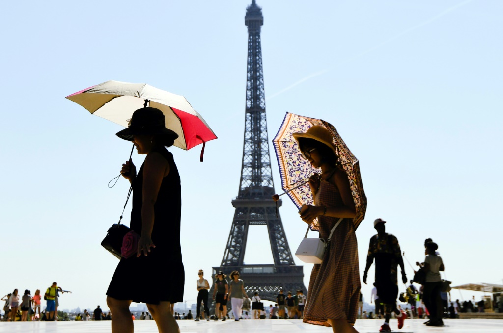 مارة أمام برج إيفل في باريس في 3 آب/أغسطس 2018 (ا ف ب*