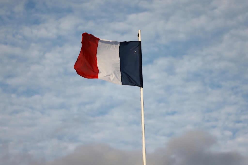 علم فرنسا (ا ف ب)