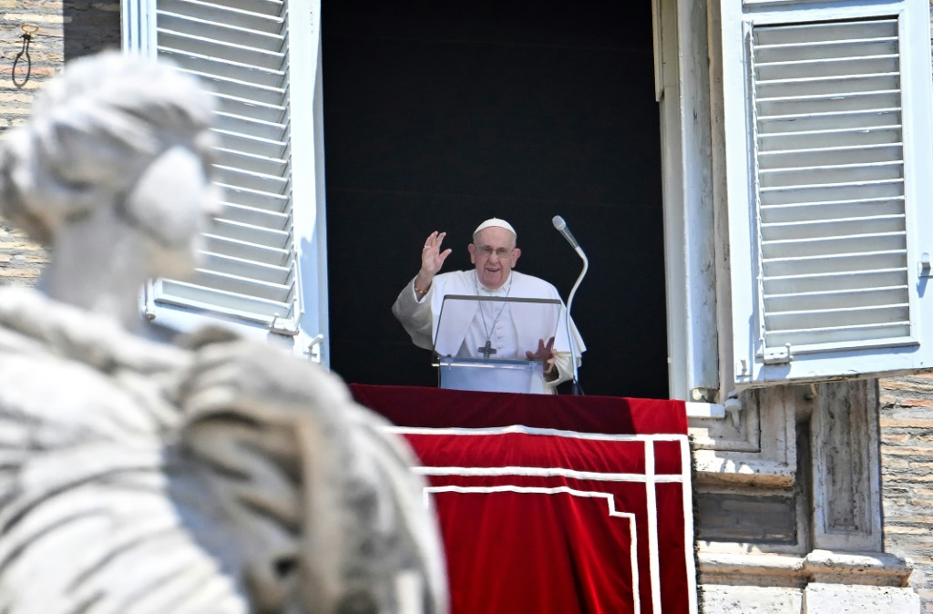 البابا فرنسيس يحيي المؤمنين من على الشرفة المطلة على ساحة القديس بطرس خلال صلاة التبشير الملائكي في الفاتيكان في 9 تموز/يوليو 2023 (ا ف ب)