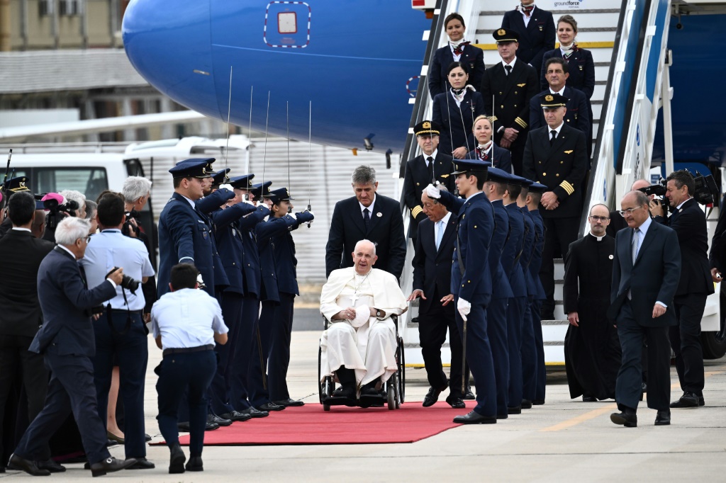 الرئيس البرتغالي مارسيلو ريبيلو دي سوسا (يمين) مستقبلا البابا فرنسيس (وسط) في مطار لشبونة العسكري في الثاني من آب/اغسطس 2023 (ا ف ب)