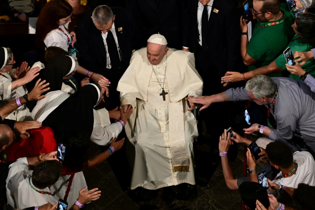 البابا فرنسيس في الثاني من آب/أغسطس 2023، اليوم الأول من زيارته لشبونة بمناسبةالأيام العالمية للشباب (أ ف ب)   
