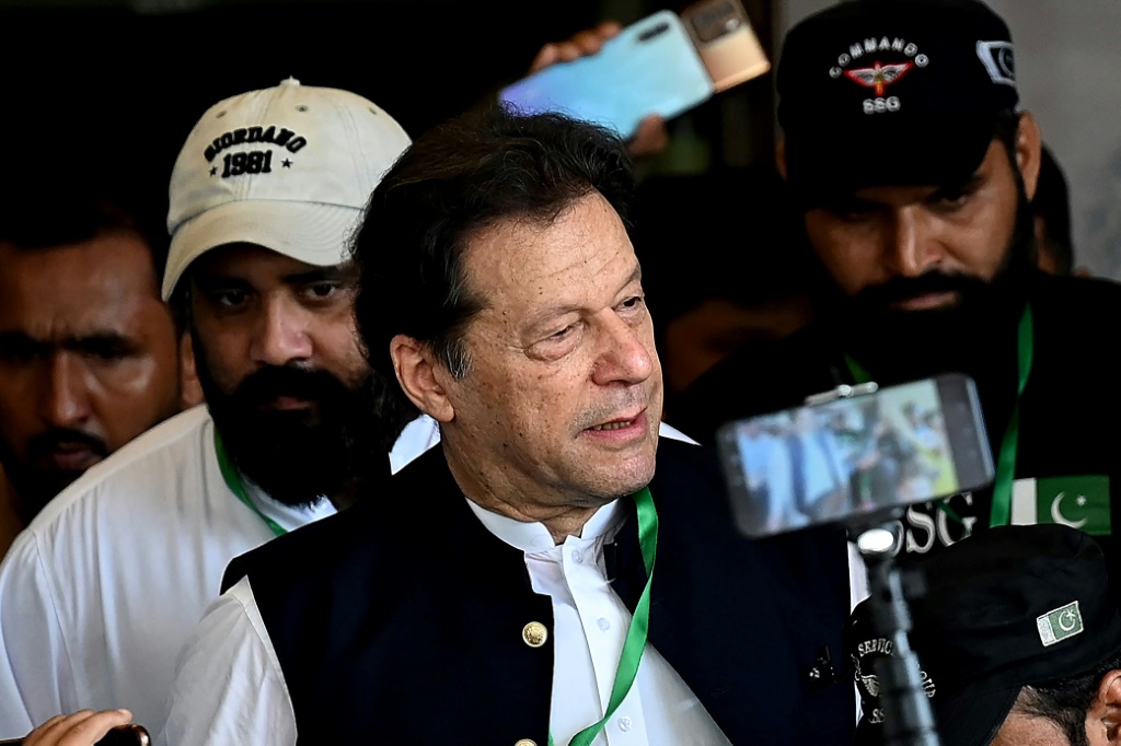 رئيس الوزراء الباكستاني السابق عمران خان خلال مثوله أمام المحكمة في إسلام أباد في يوليو(ا ف ب)