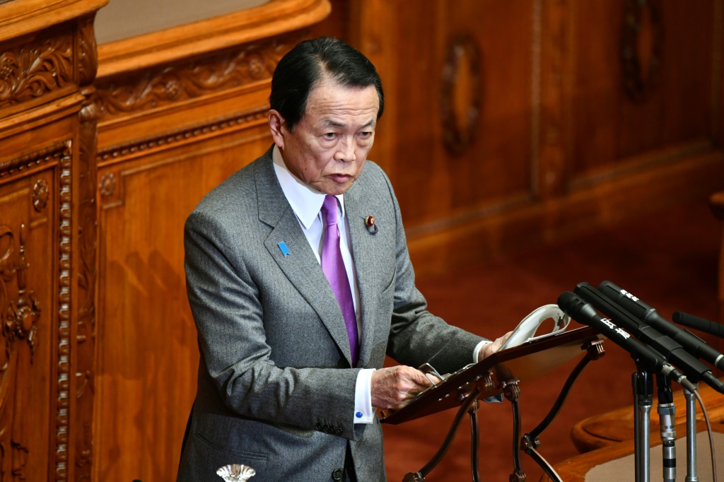     قال رئيس الوزراء الياباني السابق تارو آسو إن المجتمع الدولي يجب أن `` يستيقظ '' على الوضع المتدهور حول مضيق تايوان (ا ف ب)   