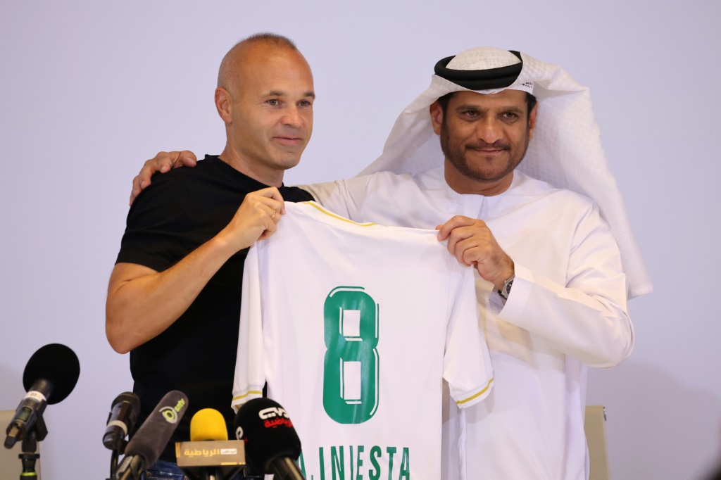 سيرتدي إنييستا القميص الرقم 8 مع نادي الإمارات (ا ف ب)