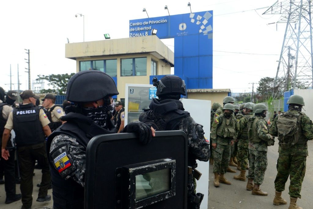 تدخل مشترك للشرطة والجيش في السجن رقم 8 في غواياكيل في الإكوادور في 12 آب/أغسطس 2023 (ا ف ب)