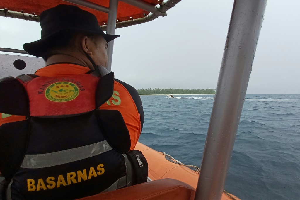 يبحث رجال الإنقاذ الإندونيسيون عن قارب يقل سبعة أشخاص ، من بينهم أربعة سياح أستراليين ، فُقد بسبب سوء الأحوال الجوية قبالة سومطرة. (أ ف ب)   