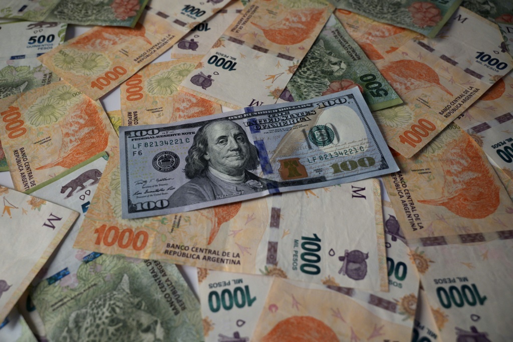خفض المصرف المركزي الأرجنتيني قيمة البيزو إزاء الدولار بنحو 20 بالمئة (ا ف ب)