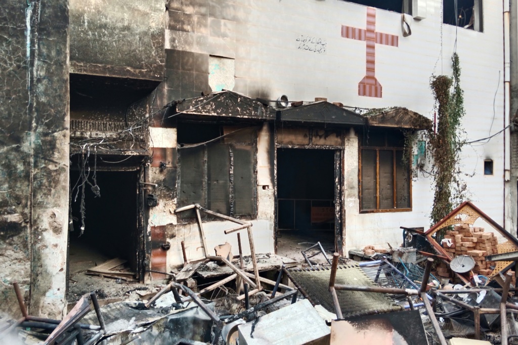 منظر لكنيسة محترقة في ضواحي فيصل آباد ، باكستان ، في 16 أغسطس 2023 ، في أعقاب هجوم شنه رجال مسلمون بعد اتهام مسيحيين بالتجديف (أ ف ب)   