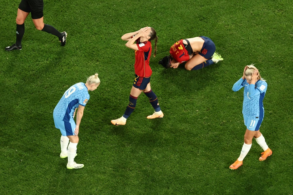 لاعبات اسبانيا يحتفلن أمام نظيراتهن الإنكليزيات الحزينات بعد الفوز بلقب مونديال السيدات لكرة القدم. سيدني، في 20 آب/أغسطس 2023 (ا ف ب)
