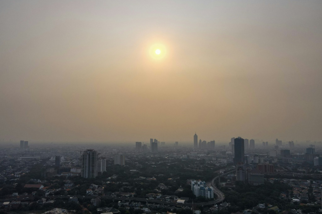 لقطة جوية تُظهر الأفق في العاصمة الإندونيسية جاكرتا في 11 آب/أغسطس 2023 (أ ف ب)   