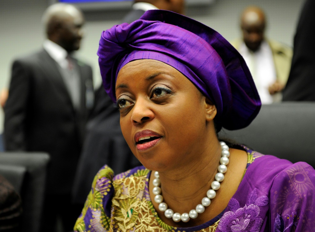 وزيرة الموارد النفطية النيجيرية دييزاني أليسون-مادويكي متحدثة إلى صحافيين قبل انطلاق اجتماع لمنظمة اوبك في فيينا في 12 كانون الأول/ديسمبر 2012 (ا ف ب)