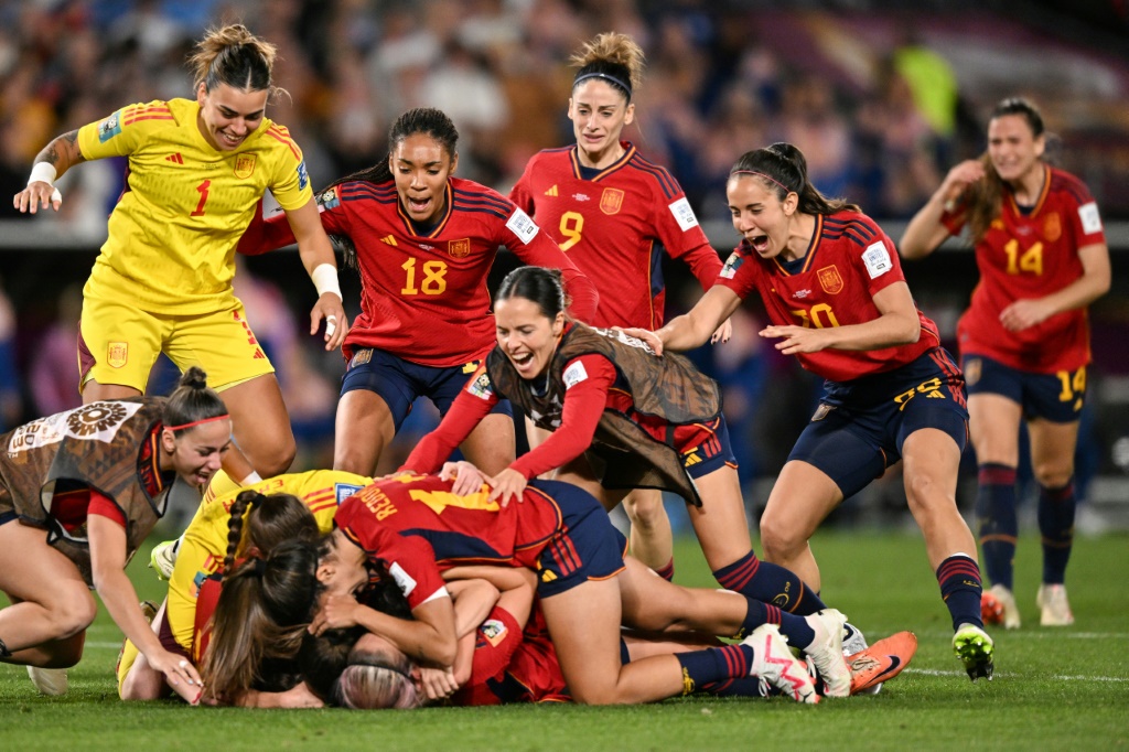 فرحة لاعبات منتخب إسبانيا عقب الفوز بلقب كأس العالم بعد الانتصار على انكلترا 1-صفر في سيدني في مونديال أستراليا ونيوزيلندا لكرة القدم في 20 آب/أغسطس 2023 (ا ف ب)