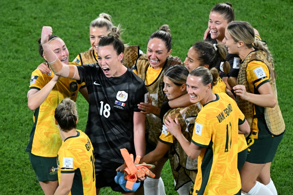 لاعبات أستراليا يحتفلن بعد التأهل الى نصف نهائي مونديال السيدات في كرة القدم بالفوز على فرنسا بركلات الترجيح. بريزبين في 12 آب/أغسطس 2023 (ا ف ب)