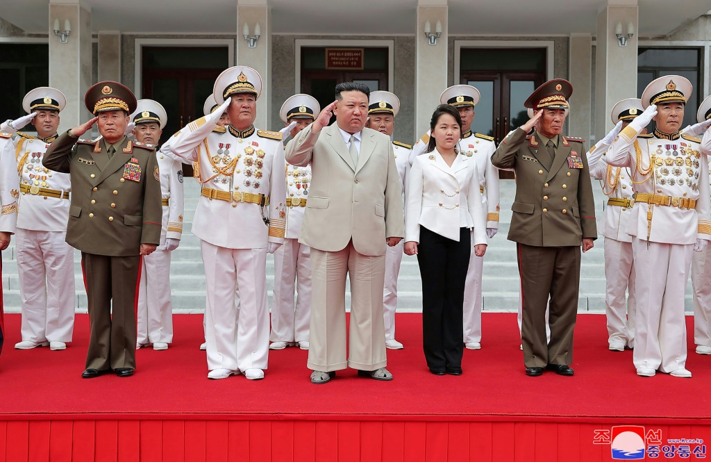 الزعيم الكوري الشمالي برفقة ابنته خلال زيارته مقر قيادة القوات البحرية (ا ف ب)