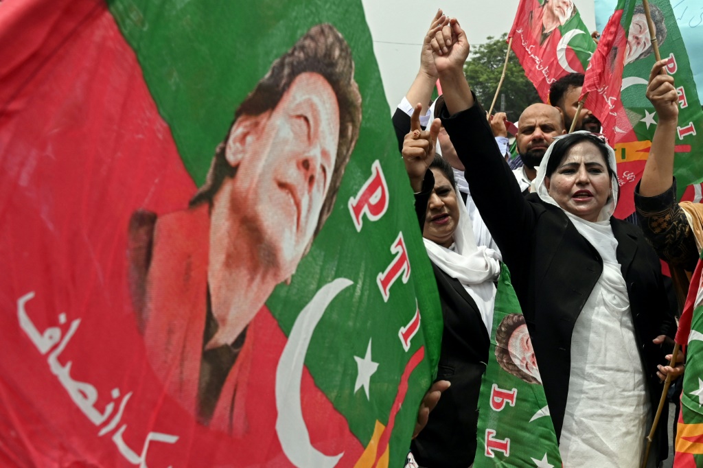     مناصرون لرئيس الوزراء الباكستاني السابق عمران خان خلال تجمع احتجاجي في لاهور في السابع من آب/أغسطس 2023 (أ ف ب)   