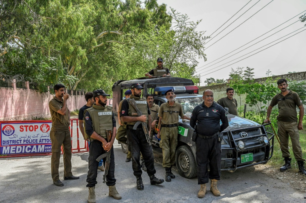 عناصر الأمن أمام سجن أتوك حيث يحاكم رئيس الوزراء الباكستاني السابق عمران خان في 30 آب/أغسطس 2023 (أ ف ب)   