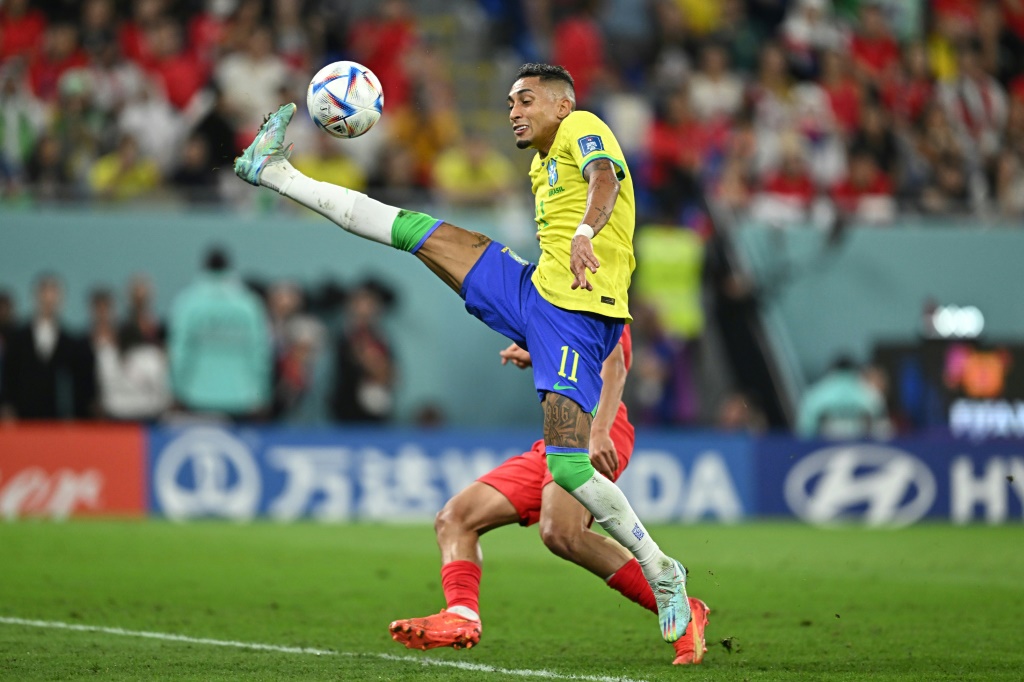 رافينيا خلال احدى مباريات المنتخب البرازيلي في كأس العالم لكرة القدم في قطر 2022 (ا ف ب)