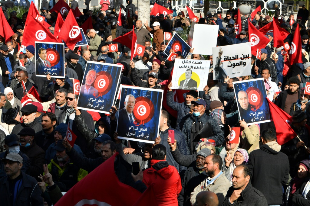     تظاهرة للمطالبة باطلاق سراح معتقلين في تونس العاصمة في 5 آذار/مارس 2023 (أ ف ب)   