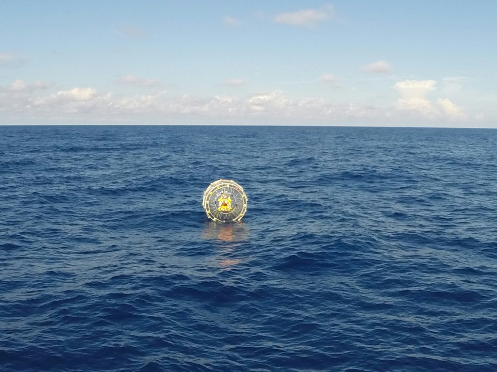 صورة التقطت في 4 تشرين الأول/أكتوبر 2014 قبالة سواحل فلوريدا للأميركي رضا البلوشي داخل فقاعة حاول اجتياز المحيط الأطلسي بها للمرة الأولى (ا ف ب)