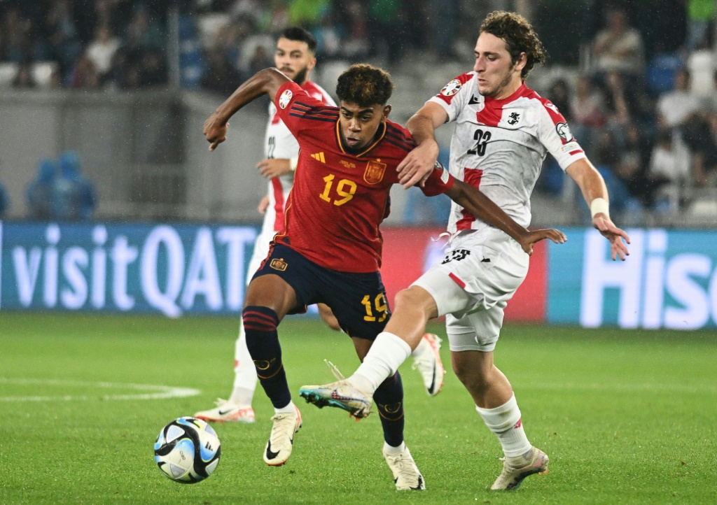 الاسباني المغربي الاصل لامين جمال (إلى اليسار) في صراع على الكرة مع احد لاعبي جورجيا خلال لقاء المنتخبين في تصفيات كأس اوروبا 2024 لكرة القدم في 8 أيلول/سبتمبر 2023 (ا ف ب)