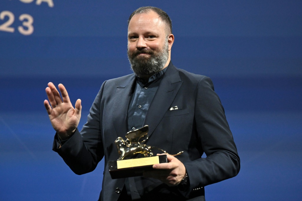 المخرج اليوناني يورغوس لانثيموس حاملاً جائزة "الأسد الذهبي" عن فيلمه "بور ثينغز" في ختام الدورة الثمانين لمهرجان البندقية السينمائي في التاسع من أيلول/سبتمبر 2023 (ا ف ب)