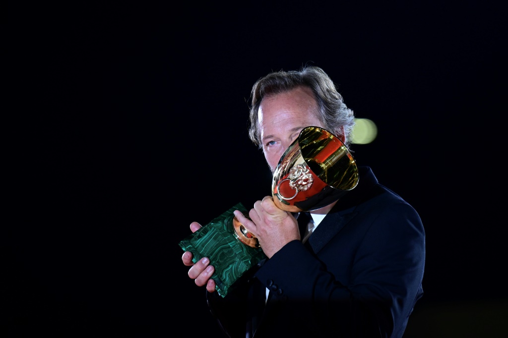 الممثل بيتر سارسغارد إثر فوزه بجائزة أفضل ممثل عن دوره في فيلم "ميموري" في ختام الدورة الثمانين لمهرجان البندقية السينمائي في التاسع من أيلول/سبتمبر 2023 (ا ف ب)