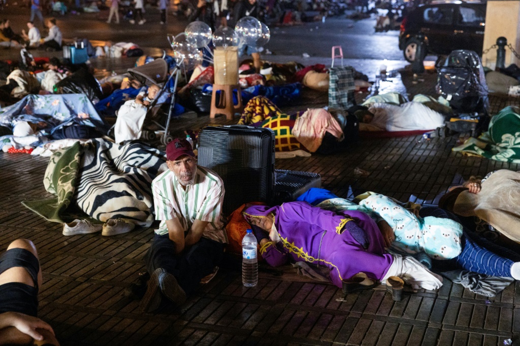 سكان في مراكش يمضون ليلتهم في العراء بعد الزلزال العنيف في التاسع من أيلول/سبتمبر 2023 (ا ف ب)