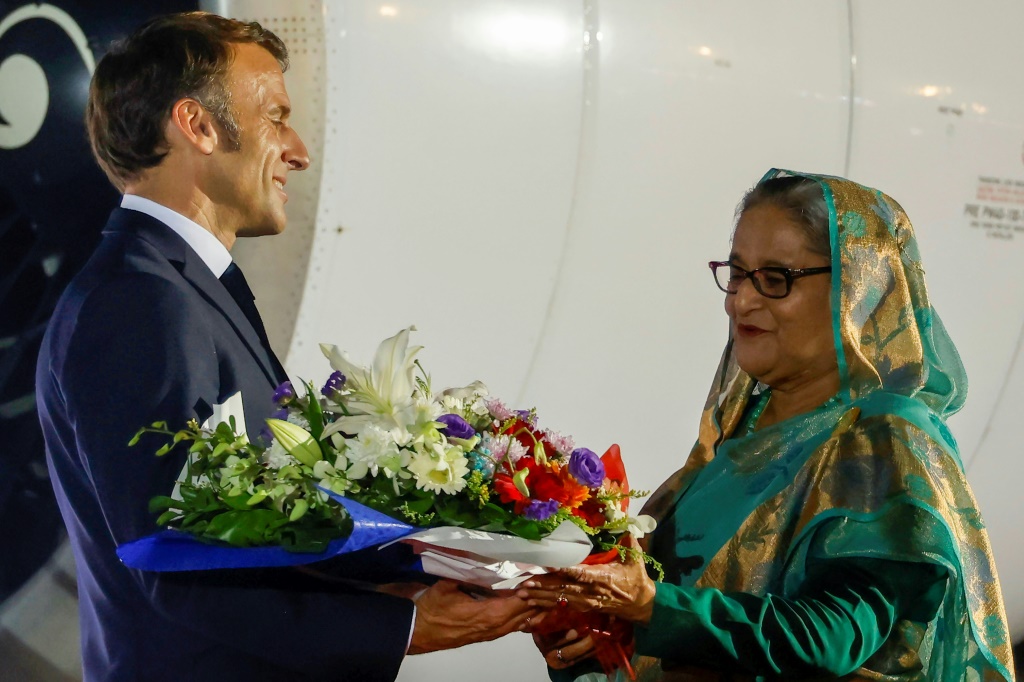 رئيسة وزراء بنغلادش شيخة حسينة في استقبال الرئيس الفرنسي ايمانويل ماكرون عند وصوله الى دكا في 10 ايلول/سبتمبر 2023 (ا ف ب)