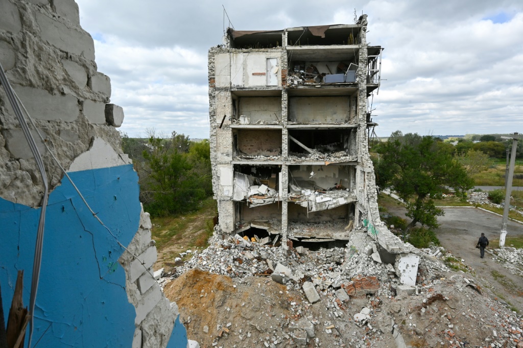 جانب من الدمار في منطقة خاركيف الأوكرانية في صورة مؤرخة 10 أيلول/سبتمبر 2023 (ا ف ب)
