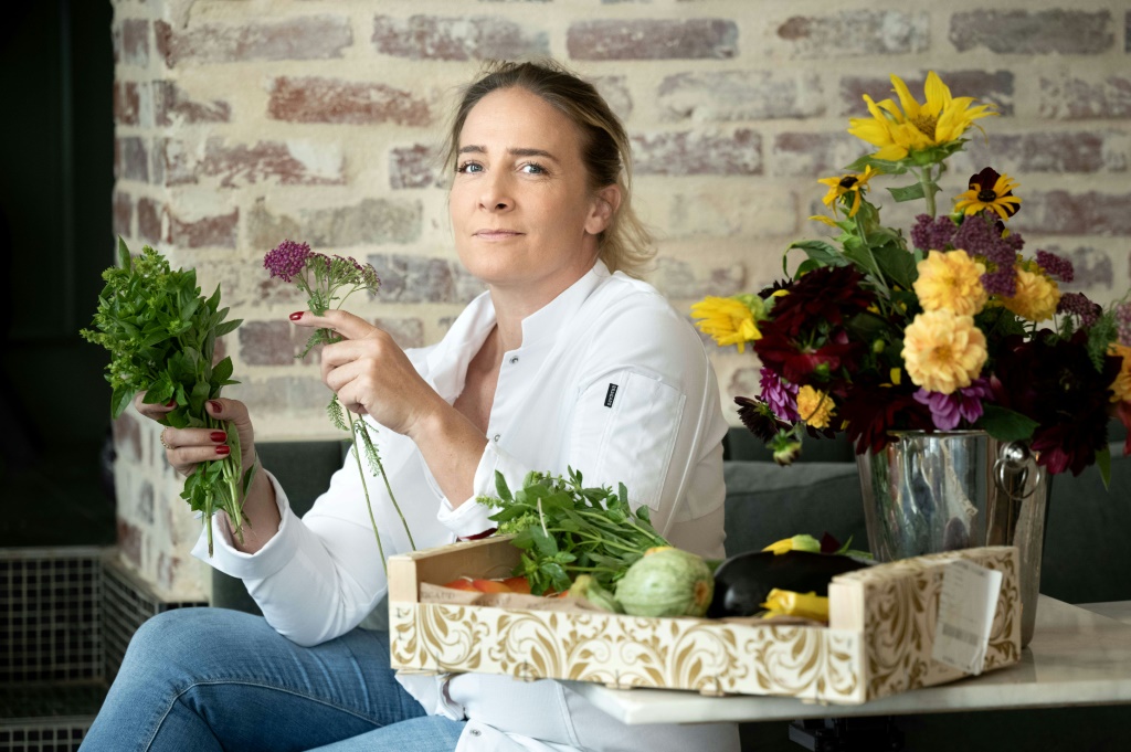 أماندين شينيو، إحدى الطهاة الثلاثة ضمن مجموعة "سوديكسو لايف" Sodexo المسؤولة عن تحضير الطعام لرياضيي أولمبياد 2024، خلال جلسة تصوير في باريس في الخامس من آب/أغسطس 2023 (ا ف ب)