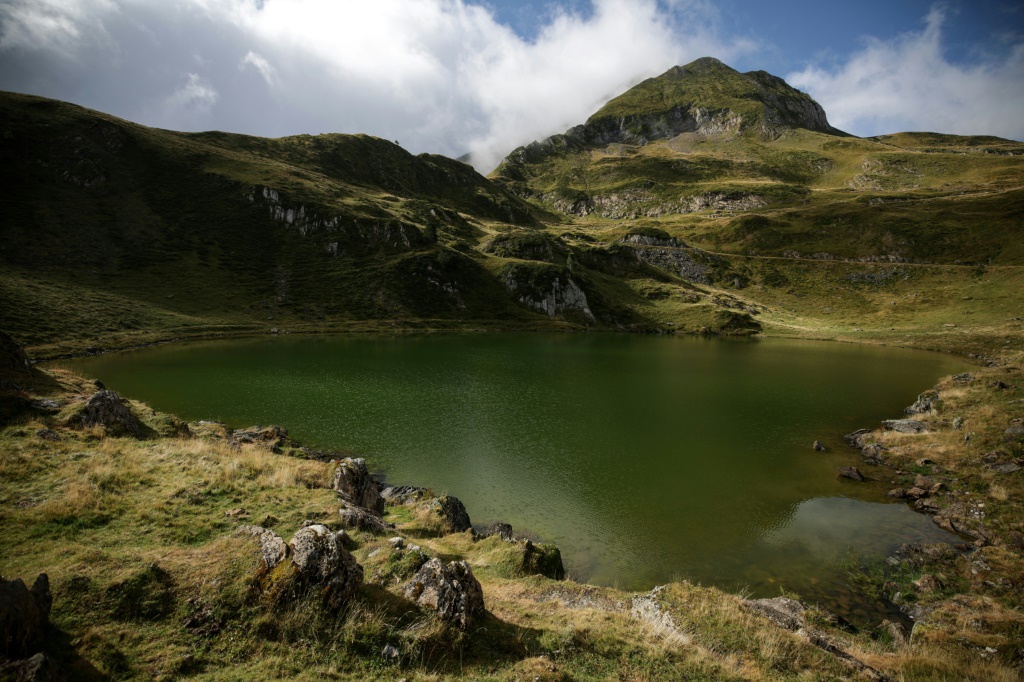 بحيرة أرو في سيه في جبال البيرينيه الفرنسية اصطبغت باللون الأخضر في صورة التقطت في 19 آب/أغسطس 2023 (أ ف ب)   