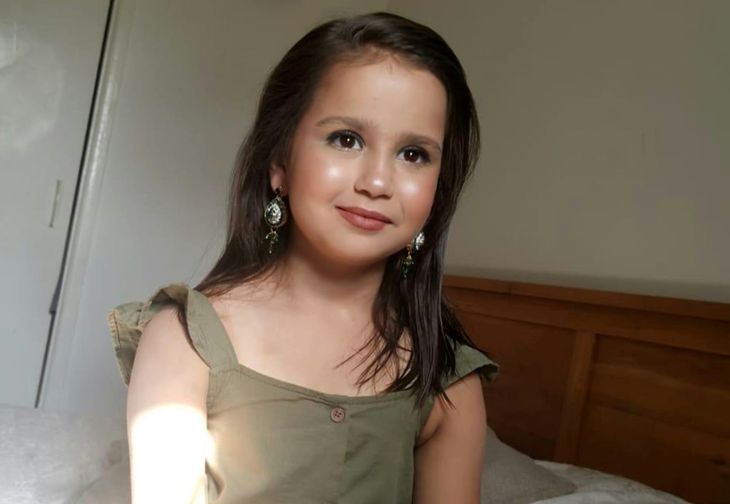     وعثر على سارة شريف، البالغة من العمر 10 سنوات، ميتة في ووكينغ بجنوب إنجلترا في 10 أغسطس (أ ف ب)   