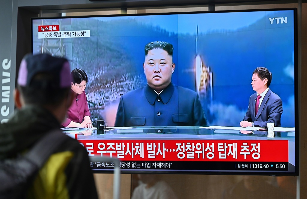 شاشة في محطة قطارات في سيول تعرض لقطات للزعيم الكوري الشمالي كيم جونغ أون في أيار/مايو 2023 (ا ف ب)