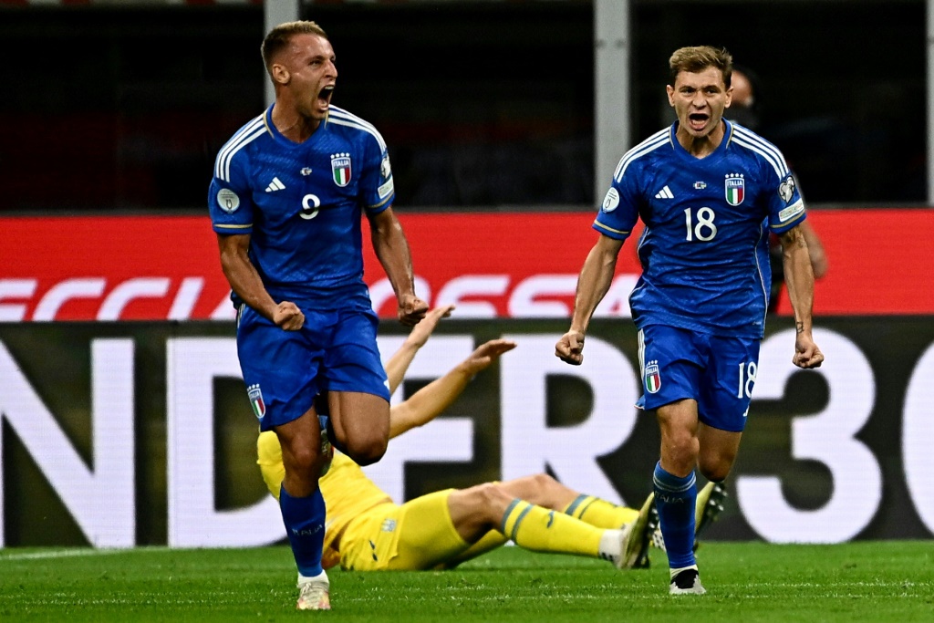 لاعب خط الوسط دافيدي فراتيسي (إلى اليسار) يحتفل بتسجيله الهدف الثاني لإيطاليا في مرمى أوكرانيا خلال تصفيات كأس أوروبا لكرة القدم 2024 على ملعب سان سيرو في ميلانو في 12 أيلول/سبتمبر 2023 (ا ف ب)