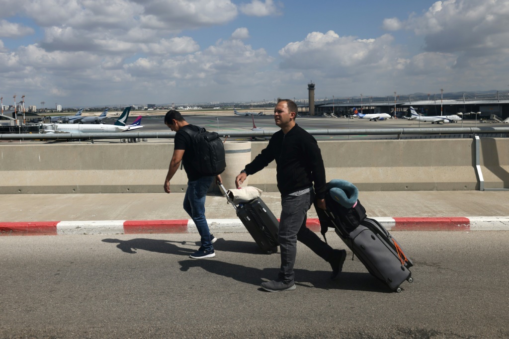 مسافرون يتجهون إلى منطقة المغادرة في مطار بن غوريون الدولي في تل أيبي في التاسع من أيار/مايو 2023 (أ ف ب)