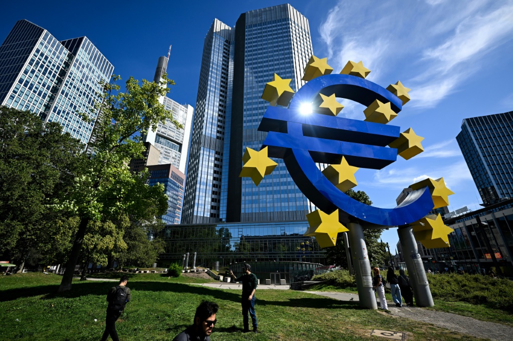 علامة اليورو أمام البنك المركزي الأوروبي في 14 ايلول/سبتمبر 2003 في فرانكفورت بالمانيا (ا ف ب)
