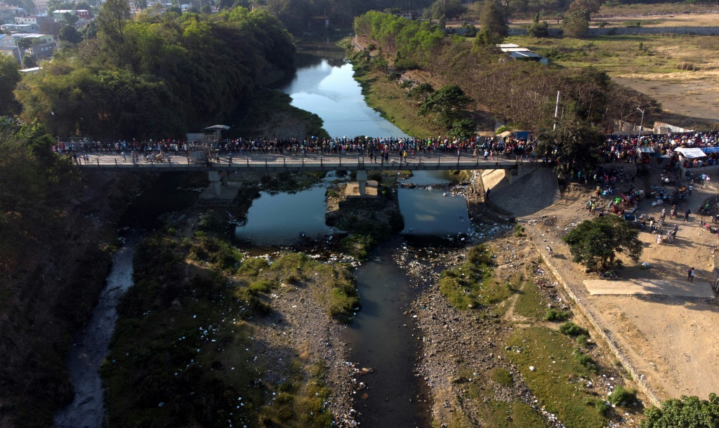 جسر حدودي على نهر ماساكر بين هايتي والدومينيكان في 5 آذار/مارس 2021 (ا ف ب)