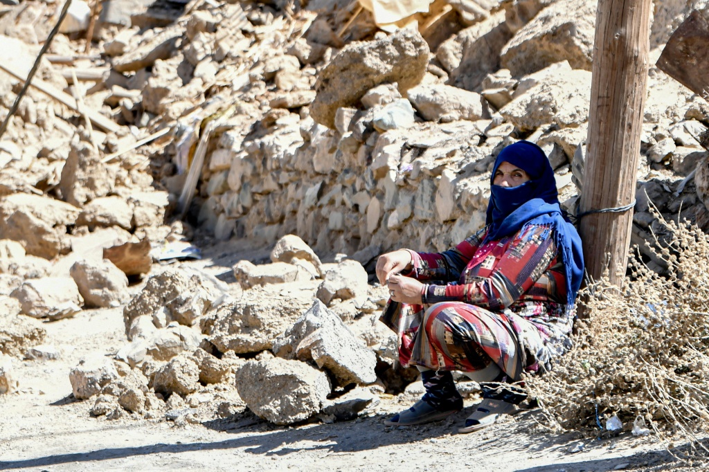 امرأة جالسة قرب حطام منزل دمره الزلزال في قرية أردوز في جبال الأطلس المغربية في 14 أيلول/سبتمبر 2023 (ا ف ب)