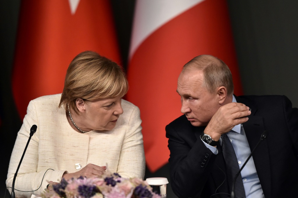  المستشارة الألمانية  السابقة انجيلا ميركل مع الرئيس الروسي فلاديمير بوتين (ا ف ب)