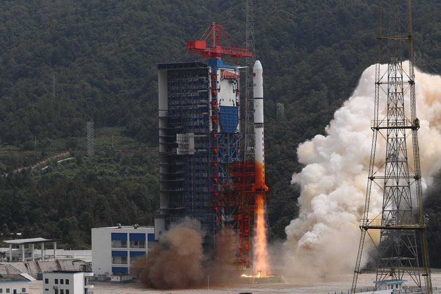 في الصورة الملتقطة يوم 17 سبتمبر 2023، إطلاق صاروخ حامل من طراز ((لونغ مارش-2 دي)) يحمل قمرا صناعيا للاستشعار عن بعد من مركز شيتشانغ لإطلاق الأقمار الصناعية في مقاطعة سيتشوان جنوب غربي الصين (شينخوا)