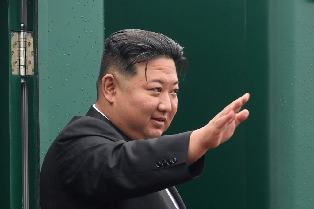 الزعيم الكوري الشمالي كيم جونغ أون يودع مسؤولين روس قبل ركوب قطاره المصفّح لمغادرة الأراضي الروسية في 17 أيلول/سبتمبر 2023 (ا ف ب)